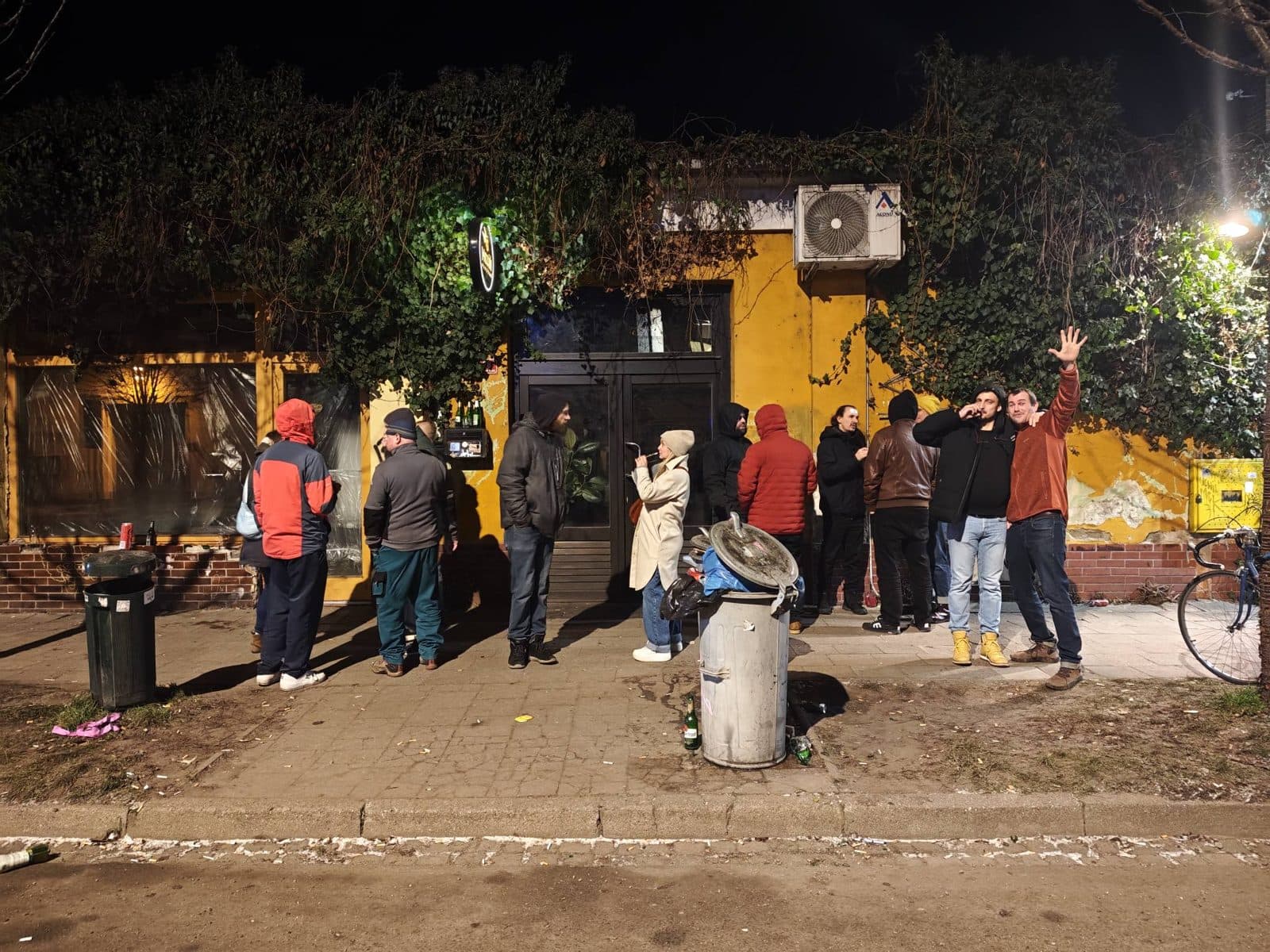 Lidé před Pikslou v noci, Národních hrdinů 18